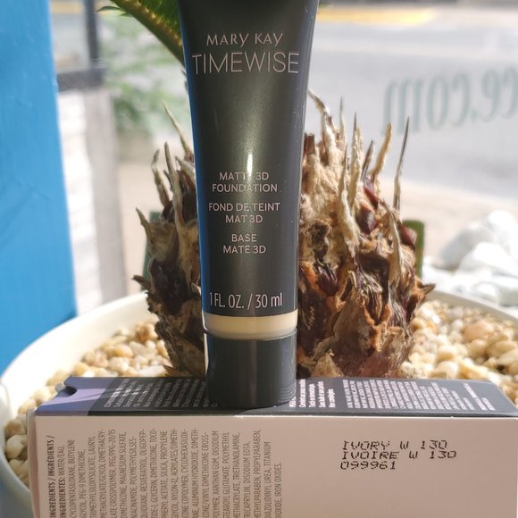 Ivory W 130 Matte 3D Foundation - Combo to Oily Skin - Timewise Mary Kay - Picture 1 of 5